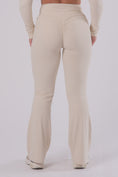 Load image into Gallery viewer, HD Seamless Scrunch Flared Pants - VANILLA ICE CREAM
