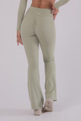 Load image into Gallery viewer, HD Seamless Scrunch Flared Pants - OLIVE
